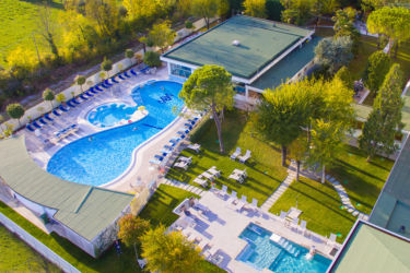 Parco esterno con piscine