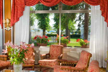 Zona salone con divani vista parco